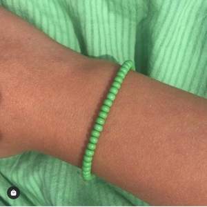 Superfint grönt armband från smyckesmärket @pearlpoppin på instagram 