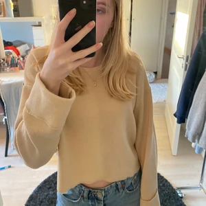 Zara tröja  - Fin tröja från zara men köpt på sellpy, den är i bra skick och har inga defekter🙌🏼säljer för den inte kommer till användning☺️frakt kommer på 66kr spårbart💗