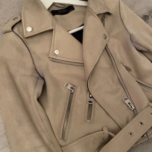 Zara jacka - säljer denna skitsnygga beiga jacka från zara😍 den är perfekt nu till våren, om det ser fläckig ut på bilden så är det bara sammets materialet!! den är bekväm och sitter fint. Storleken är xs men jag tror nog det skulle passa en S också 💓 köpte den för 599kr men mitt pris är 299🥰 priset kan diskuteras vid snabb affär 🤍