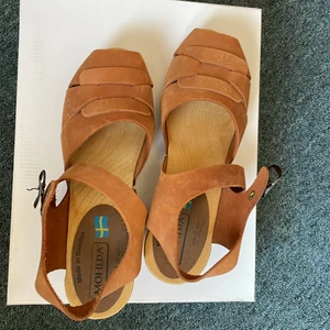 Trä Klackar  - Klackskor trä ca 3/4cm. Aldrig använda jätte bra kvalitet. Storlek 37. 