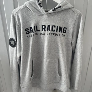 Sail racing hoddie - Sail racing hoddie i storlek 170 men är som en xs i nyskick 
