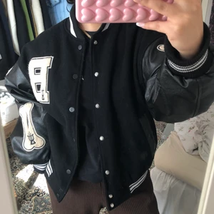 college jacka - collegejacka köpt på originalhemsidan aelfric eden  <3 sparsamt använd! köparen står för frakt! 💕