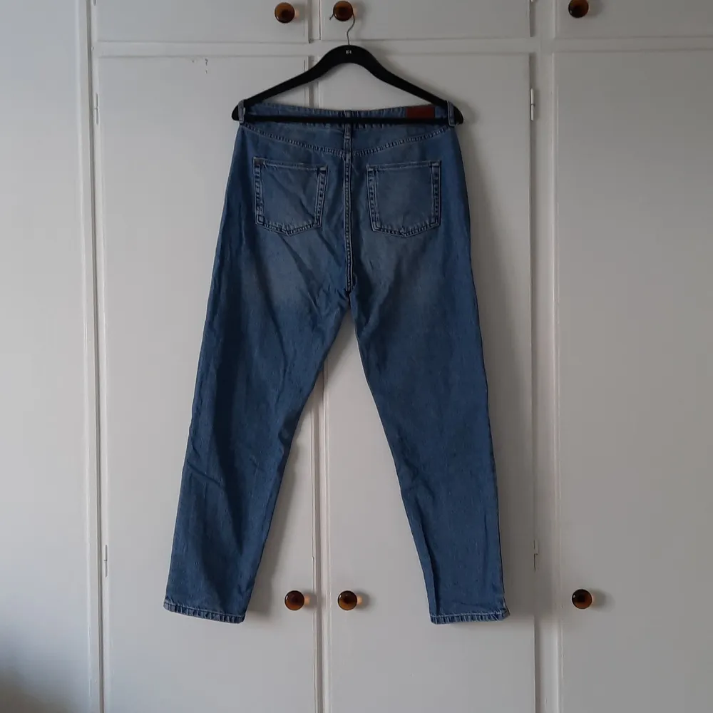 Ett par fina blåa mom jeans BDG Urban Outfitters. Storlek W32 L32. Använda men i fint skick, används inte längre så säljer. Pris: 135kr + frakt. Jeans & Byxor.