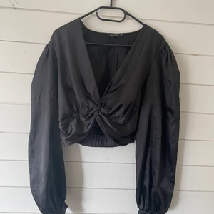 Topp Nelly - Snygg topp i silkigt material från Nelly, storlek S