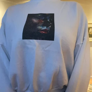 Tröja med tryck  - Jag säljer en tröja med tryck från Stay som jag har använt mycket innan men som börjar bli för liten. Det är i ganska bra skick förutom en svart fläck på ena ärmen som tyvärr inte går bort. Den är i storlek XS men passar någon i storlek S. Frakt ingår i priset:)