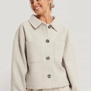 Kort kappa nakd - Säljer denhär populära snygga korta kappan då den är lite för lite för mig! Den är ljusgrå och passar dig som har storlek 32-34. Bra skick!❤️ den är slutsåld i liknande storlekar på hemsidan. Köp direkt för 500. Nypriset är 899