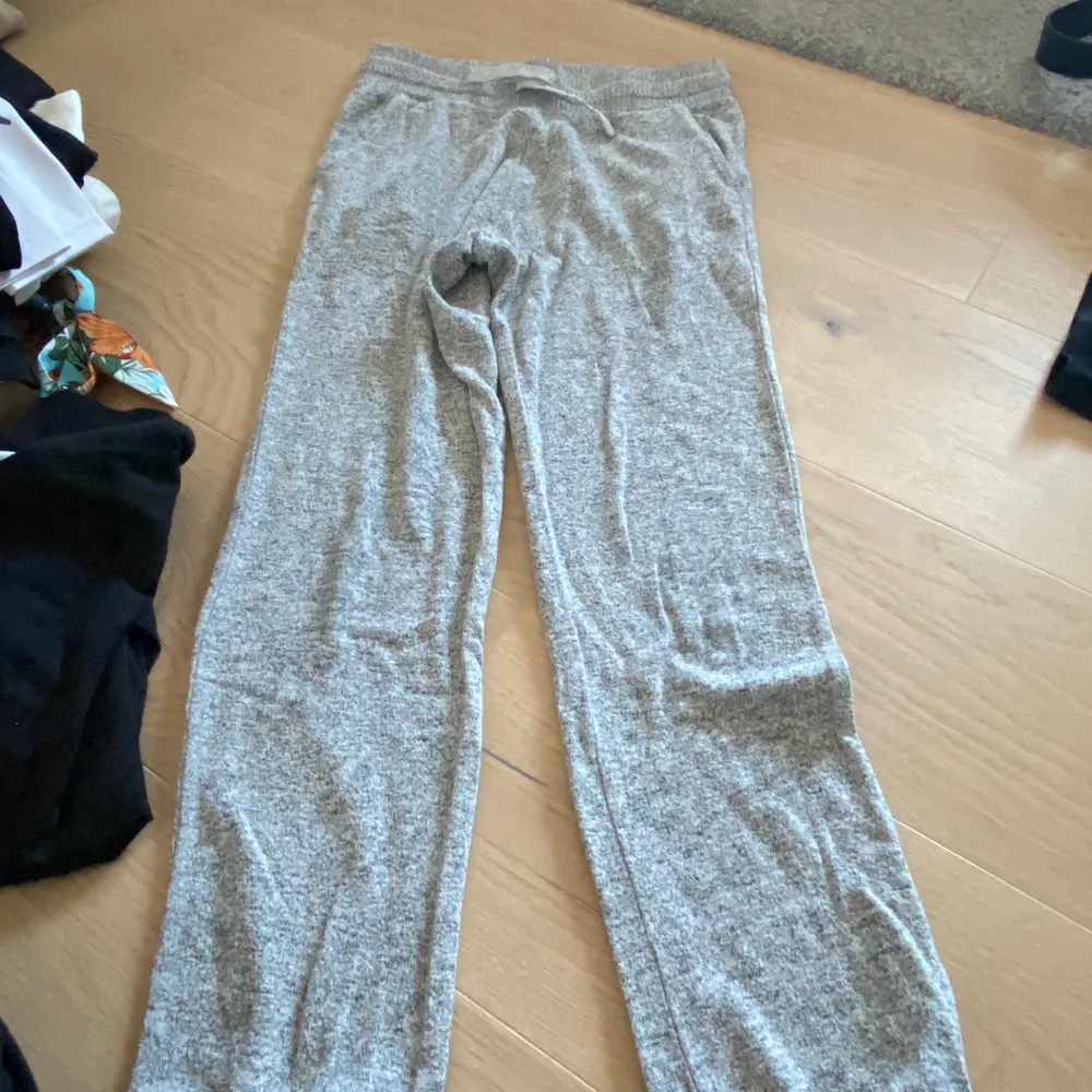  Jättesköna gråa mjukisbyxor använt ett par gånger, fråga om ni vill veta någonting annat och jag står inte för frakten men om ni är intresserade så tittar jag upp vad frakten är💕. Jeans & Byxor.