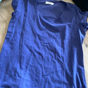  Vanlig lila t-shirt  -  Man ser inte riktigt den riktiga färgen på kameran men den är mer lila Använt någon gång, fråga om ni vill veta någonting annat och jag står inte för frakten men om ni är intresserade så tittar jag upp vad frakten är💕