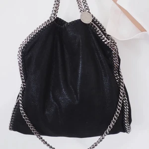 Stella McCartney väska!  - Trendig och snygg väska från Stella McCartney!!💓💓beställt från NK i Gbg, både dustbag och äkthetsbevis medföljer! Köpt för cirka 8000 kr🖤jättefint skick, ända är att den är lite smutsig inne, men inget man tänker på! Passar till allt💖💖skriv för fler bilder! 