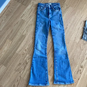 Flair jeans från ginatricot  - Jeans blå flair jeans från ginatricot i storlek 34