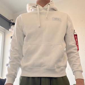 Säljer Alpha industries hoodie i storlek S då den är för liten för mig och jag aldrig använder den längre. Den är i gott skick ca 8/10 och har använts i ca ett års tid. Jag vill bli av med plagget nu då det bara tar plats i garderoben.