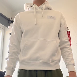 Alpha industries hoodie stl S - Säljer Alpha industries hoodie i storlek S då den är för liten för mig och jag aldrig använder den längre. Den är i gott skick ca 8/10 och har använts i ca ett års tid. Jag vill bli av med plagget nu då det bara tar plats i garderoben.