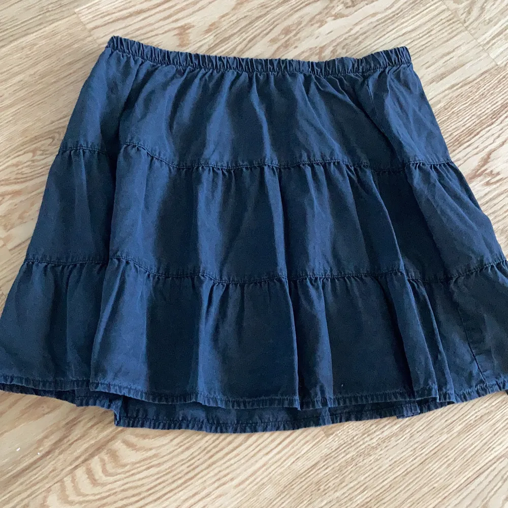 Svart grå kjol från brandy Melville! Ser mörk blå ut i bilden men den är svart/grå. Köpt i storlek one size. Säljer den för den är för kort för mig (170cm). Kjolar.