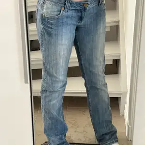 Superfina lågmidjade jeans i storlek 36 (passar nog om man är ca 165 cm) dessa jeans finns inte att köpa längre👖 startar budgivning om det är många intresserade.                 Kom gärna med prisförslag 