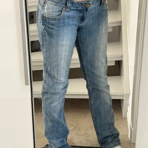 Jeans  - Superfina lågmidjade jeans i storlek 36 (passar nog om man är ca 165 cm) dessa jeans finns inte att köpa längre👖 startar budgivning om det är många intresserade.                 Kom gärna med prisförslag 
