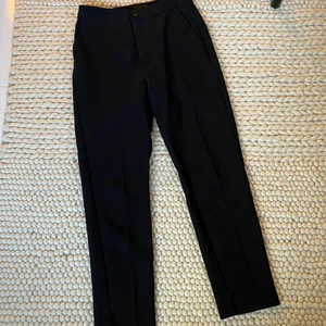 Svarta Kostymbyxor - Kostymbyxor från Ginatricot💕💕                                    använd fåtal gånger!! + frakt tillkommer 