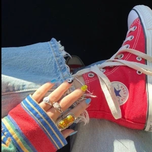 Röda high Converse  - Säljer mina fina röda High Superstar converse i super bra skick då de inte kommer till användning hos mig tyvärr.   Storlek 36