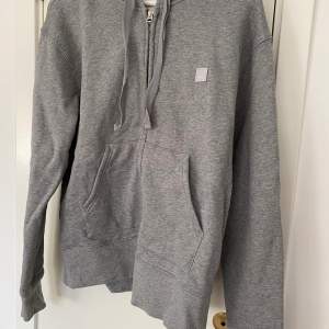 Hej! Säljer här min jättefina hoodie från Acne Studios! Som ni ser är skicket som nytt då den knappt är använd. Sitter som en Medium! Passar såklart tjejer också. Kolla min profil! Rensar massa Acne nu!! Hörs om det är nån fråga 🌻 