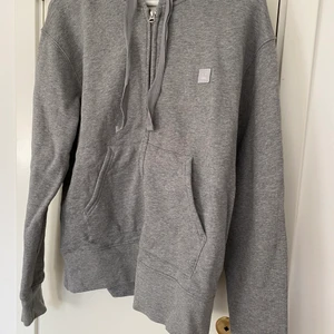 Acne Studios Hoodie  - Hej! Säljer här min jättefina hoodie från Acne Studios! Som ni ser är skicket som nytt då den knappt är använd. Sitter som en Medium! Passar såklart tjejer också. Kolla min profil! Rensar massa Acne nu!! Hörs om det är nån fråga 🌻 