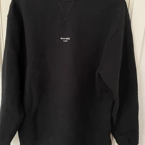 Acne Studios Tröja Sweatshirt  - Hej! Säljer här min jättefina oversized tröja från Acne Studios! Som ni ser är skicket som nytt då den knappt är använd. Sitter som en vanlig medium, då den är väldigt oversized! Passar såklart tjejer också. Kolla min profil! Rensar massa Acne nu!! Hörs om det är nån fråga 🌻 
