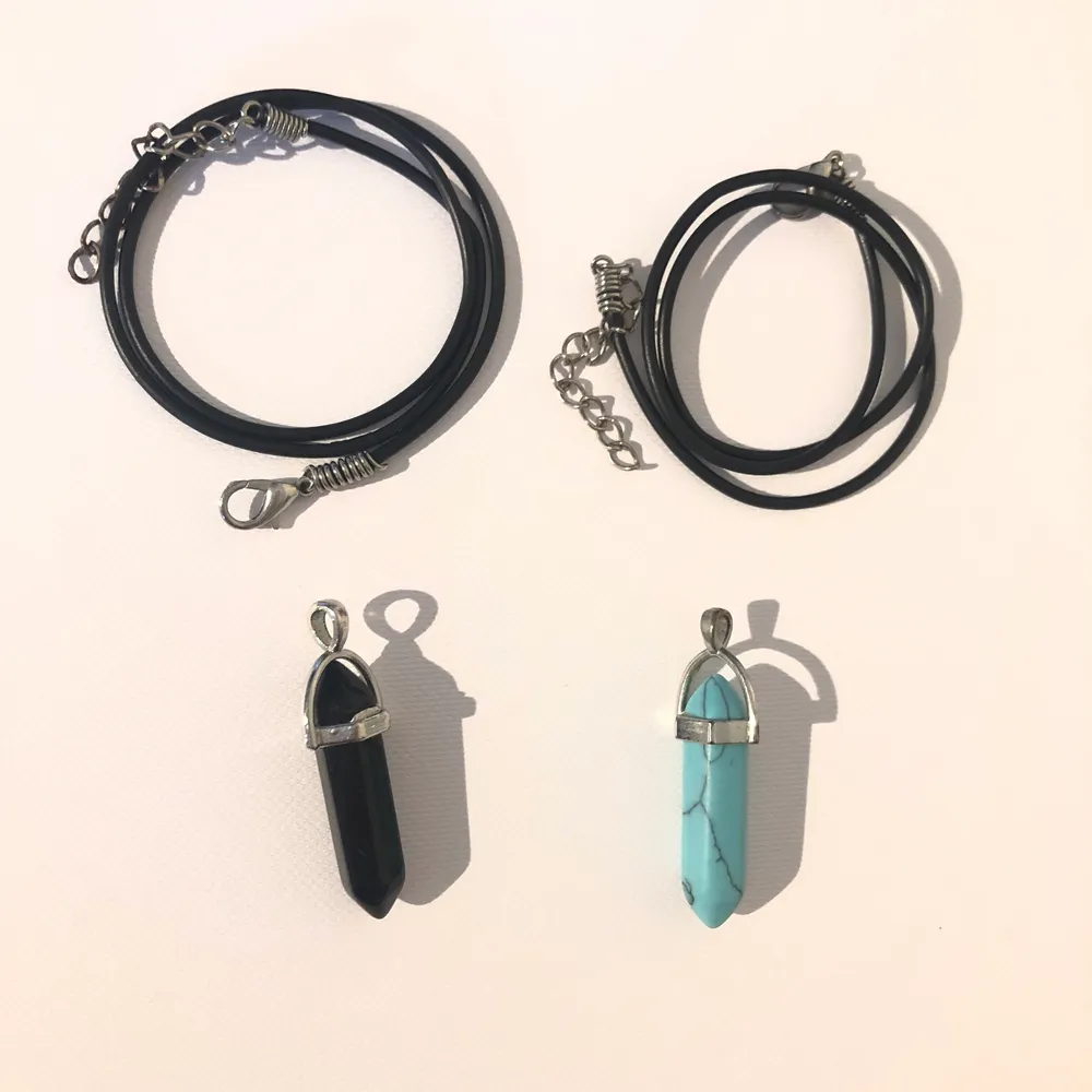 Ej äkta kristaller, halsband i både blå marmor och svart. Både  för 45 eller en för 25. Köparen står för frakten. Accessoarer.