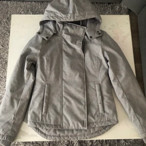 skidjacka? Sublevel  jacka.  - Helt oanvänd. Säljer då jag har mycket jackor hemma. De e storlek L men passar mig som har S. Nypris 700kr som ni ser på sista bilden. fraktas gratis. Kan användas som skidjacka 100% 