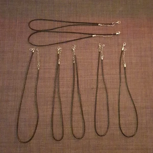 Halsband - Säljer nu mina enkla halsband. 5 kr styck, alla för 30