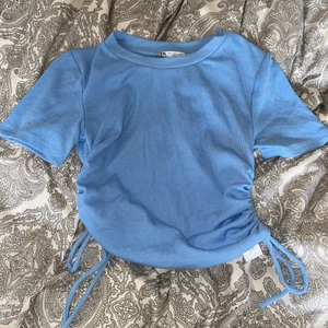 Blå topp - En sjukt fin blå topp från zara så fin till sommaren har snören på sidan som man kan knyta hur man vill❤️‍🩹❤️‍🩹