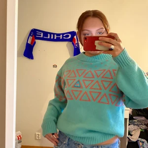 Turkos SOS tröja - Tröjan är i storlek S och jag är storlek M men den passar bra på mig.  Tröjan har ett litet hål där bak men inget som man märker av. :)