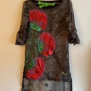 Desigual blus och byxa - Meshblus med möjlighet för 3/4 arm eller lång. Byxor i chinos modell. Båda i väldigt gott skick 