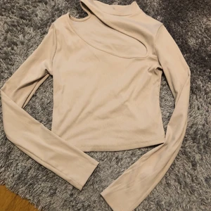 Beige topp - Super fin, men inte kommit till användning. Storlek S. För mer bilder pm 