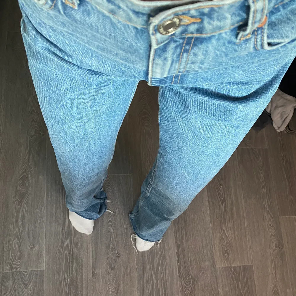 Ett par high waist Jeans från Zara som inte kommer till användning. Långa i benen och i loose fit. Använda fåtal gånger💗                                                                                  Hör av er för fler bilder                                                    Köparen står för frakten. Jeans & Byxor.