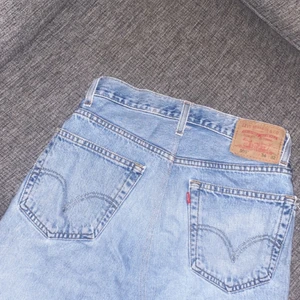 Levis kjol  - Säljer denna ursnygga Levis kjol (i den perfekta jeansfärgen!) på grund av att den tyvärr blivit för liten. Står storlek 29 men stämmer ej. Jag har både en 29 samt 28 hemma och det är ej samma. När jag hade 26 i byxor satt denna som en smäck. Kan eventuellt passa någon mer strl 27. 