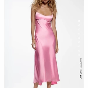 Rosa satinklänning från zara - Storlek S, som är helt slutsåld på deras hemsida. Obs, passar de med A-B kupa bäst då överdelen är ganska liten. 