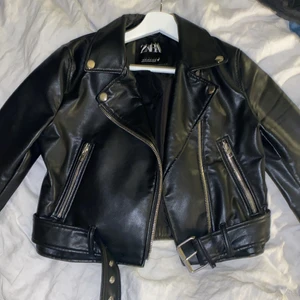 Skinnjacka  - Säljer min skinnjacka från zara för att den tyvärr blivit för liten för mig. Storlek s men skulle säga att det mer är som en Xs. Använde den under förra våren men efter det är den ej använd. 