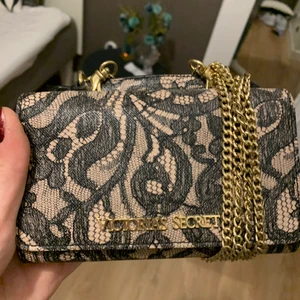 Äkta Victoria’s Secret Handbag 👜  - Sparsamt använd mini handbag som inte längre säljs som ny. Bra kvalite. Köpt ca 2014/2015. Pris går att diskutera ✨