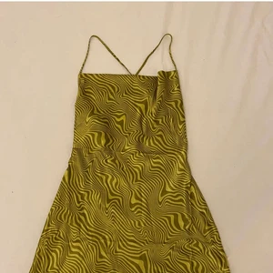 Klänning  - Säljer min jättefina ”sidenaktiga” klänning med öppen rygg💕 Perfekt för fest eller liknande. Aldrig använd ute, bara provad så helt i nyskick😊 Passar en storlek S