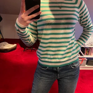 Randig zara tröja - En grönvit randig tröja från zara🙃 Den är i storlek S💞 den är bara använd några fåtal gånger, säljer för att den inte kommer till användning mer! Skriv privat om du har någon fråga! Är lite orsaker på vad frakten kostar men jag tror att det är runt 70kr