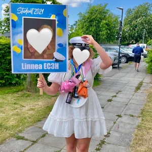 Studentklänning🤍 - Vit studentklänning med blomdetaljer. Har snöre i midjan och kan därför justeras i midjan. Den är endast använd under studenten och är mycket bra pris. Köpt förra året på &otherstories.🤍 skriv för fler bilder