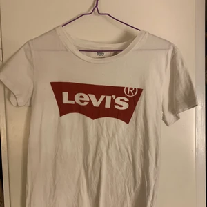 Tröja  - Levis tröja som är inte längre använd 