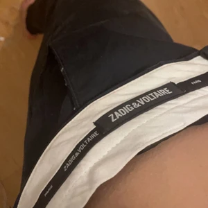 ascoola zadig byxor - Säljer dessa ascoola marinblå kostymbyxor ifrån zadig&voltaire. Jättebra skick och går att vika ner eller ha vanligt. Står ingen storlek men passar mig som är en xs/s men passar även m.