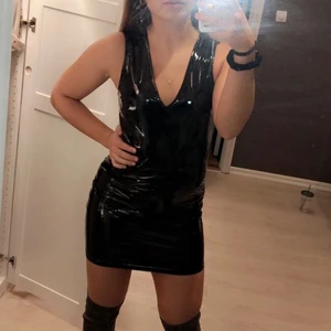 Latex dress  - En snygg klänning som sitter som en smäck! Storlek 38 men passar 36 också! ✨ använd endast en gång! 
