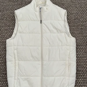 Vit väst Zara, S - En vit väst från Zara i storlek S, köptes 2021 och har använts en gång. Finns inte längre att köpa och passar perfekt till våren och sommaren.