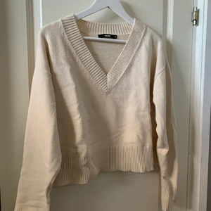 Bik Bok stickad tröja storlek M - Fin stickad tröja från Bik Bok, använt fåtal gånger. Väldigt skön är i storlek M men passar även mig som har L. Köpptes för 300kr men säljer för 180kr. Köparen står för frakten.💕