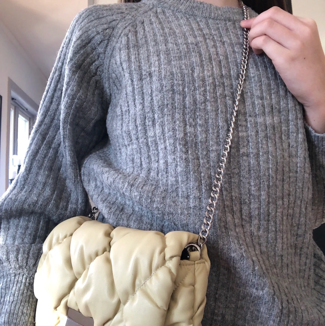 Handväska i gjort av konstläder. 