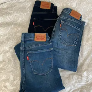 Har massa jättefina jeans från Levis som bara ligger i garderoben och inte kommer till användning💕 storlek 23, vilket motsvarar xs. Alla är stretchiga och såå sköna🤩 Skulle säga att de är lowrise/midrise i midjan vilket är trendigt och fint💫 200kr/st + 66 kr frakt.