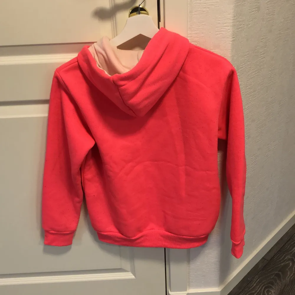 En neon rosa nike Hoodie. Den är inte äkta, har köpt den utomlands på någon marknad för flera år sedan. Har använt den ett fåtal gånger, den är i bra skick. Det är storlek 12/14, vet inte vad det är storlek i svensk storlek. Men skulle säga att den är som en xs. Frakt tillkommer . Hoodies.