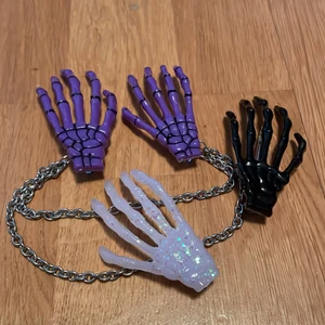 Hårklämmor - En drös hårklämmor! De lila sitter ihop med en kedja emellan 💀💜 35kr för den lila, 20kr styck för de andra. Frakten går på 45