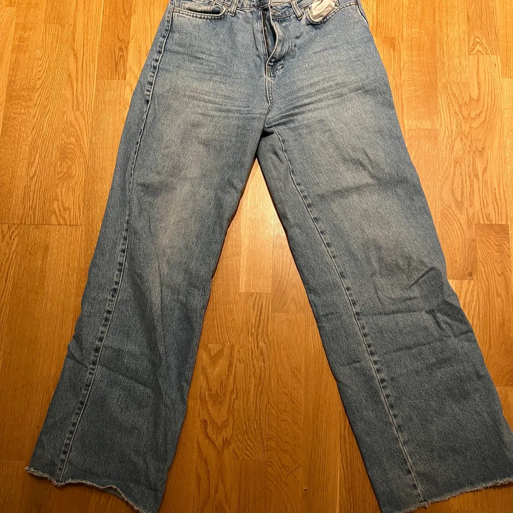 Säljer boohoo jeans som är raka i modellen. Strl 40. Frakt inkluderad i priset. Väldigt bra skick. Jeans & Byxor.