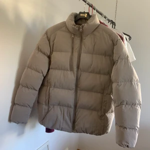 Zara puffer jacka - Puffer jacka från zara som är använd 3 gånger. Färgen är någon blandning mellan beige och ljusgrå. Storlek large, men skulle sitta bra  som medium jacka då den inte är stor i storleken. 400kr inklusive frakt